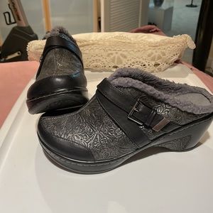 Women’s JBU fur lined clogs